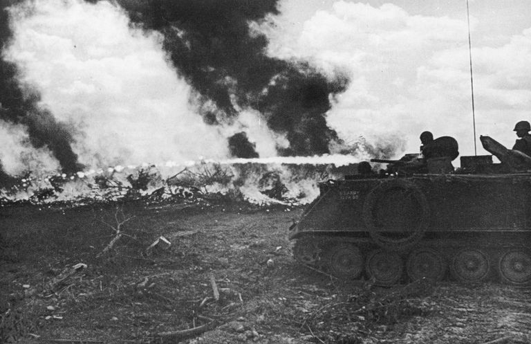 Солдаты обливают лес напалмом из огнемета, установленного на бронетранспортере. Вьетнам, 1 января 1967 года