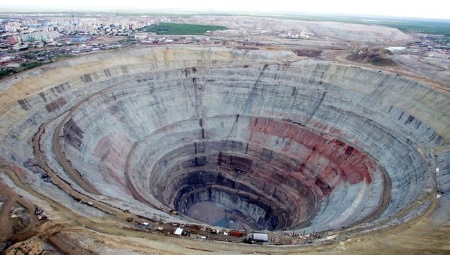 Алмазный карьер Мир. Архивное фото Алмазный карьер Мир. Архивное фото