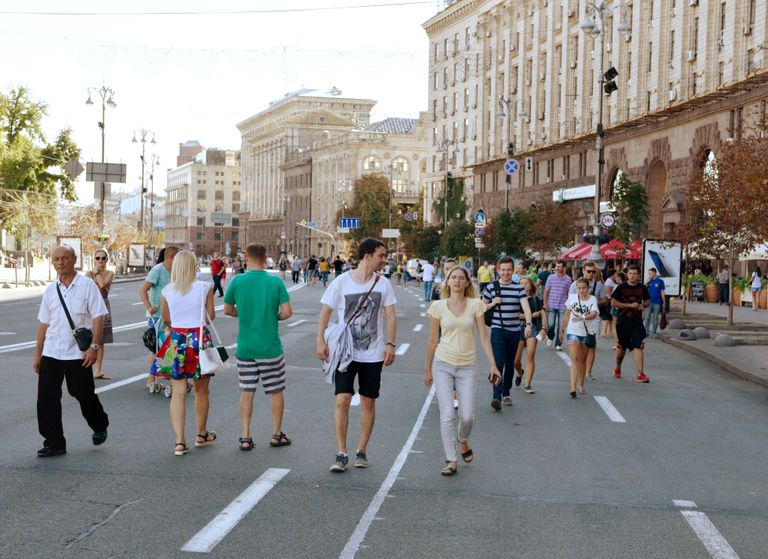 Прохожие на улице Крещатик в Киеве