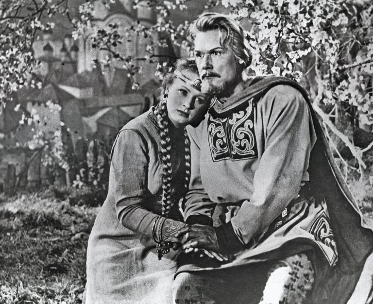 Кадр из кинофильма Садко. В роли Садко - Сергей Столяров, в роли Любавы - Алла Ларионова. Кадр из кинофильма Садко. В роли Садко - Сергей Столяров, в роли Любавы - Алла Ларионова.