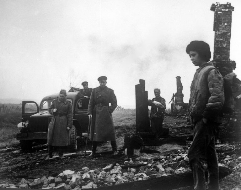 Кадр из художественного фильма Иваново детство, снятого режиссером Андреем Тарковским Кадр из художественного фильма Иваново детство, снятого режиссером Андреем Тарковским
