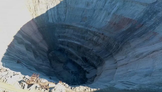 Алмазный карьер группы компаний Алроса Мир, где произошел прорыв воды. 4 августа 2017 Алмазный карьер группы компаний Алроса Мир, где произошел прорыв воды. 4 августа 2017