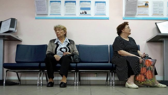 Посетители клиентского отдела Управления пенсионного фонда РФ. Архивное фото Посетители клиентского отдела Управления пенсионного фонда РФ. Архивное фото