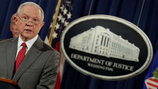 Генпрокурор США Джефф Сешнс во времрифинга на тему утечки информации в Министерстве юстиции США в Вашингтоне. 4 августа 2017 Генпрокурор США Джефф Сешнс во времрифинга на тему утечки информации в Министерстве юстиции США в Вашингтоне. 4 августа 2017