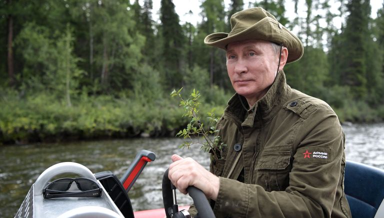 Президент РФ Владимир Путин на моторной лодке на каскаде горных озер в Республике Тыва Президент РФ Владимир Путин на моторной лодке на каскаде горных озер в Республике Тыва