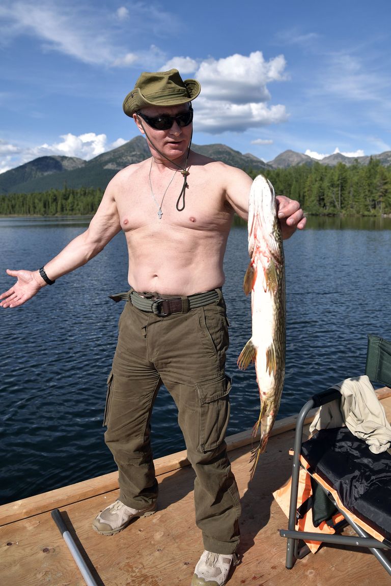 Президент РФ Владимир Путин во время рыбалки на каскаде горных озер в Республике Тыва Президент РФ Владимир Путин во время рыбалки на каскаде горных озер в Республике Тыва