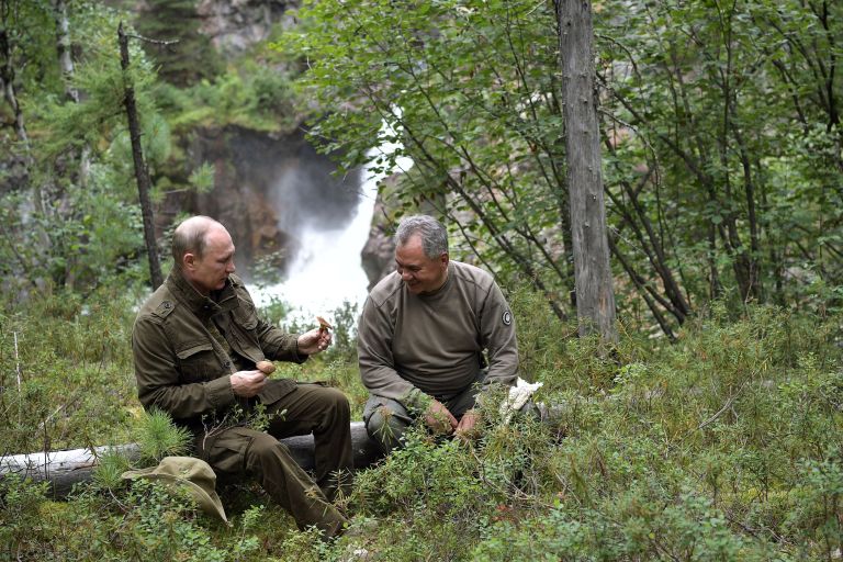 Президент РФ Владимир Путин и министр обороны РФ Сергей Шойгу во время похода по горам в Республике Тыва Президент РФ Владимир Путин и министр обороны РФ Сергей Шойгу во время похода по горам в Республике Тыва