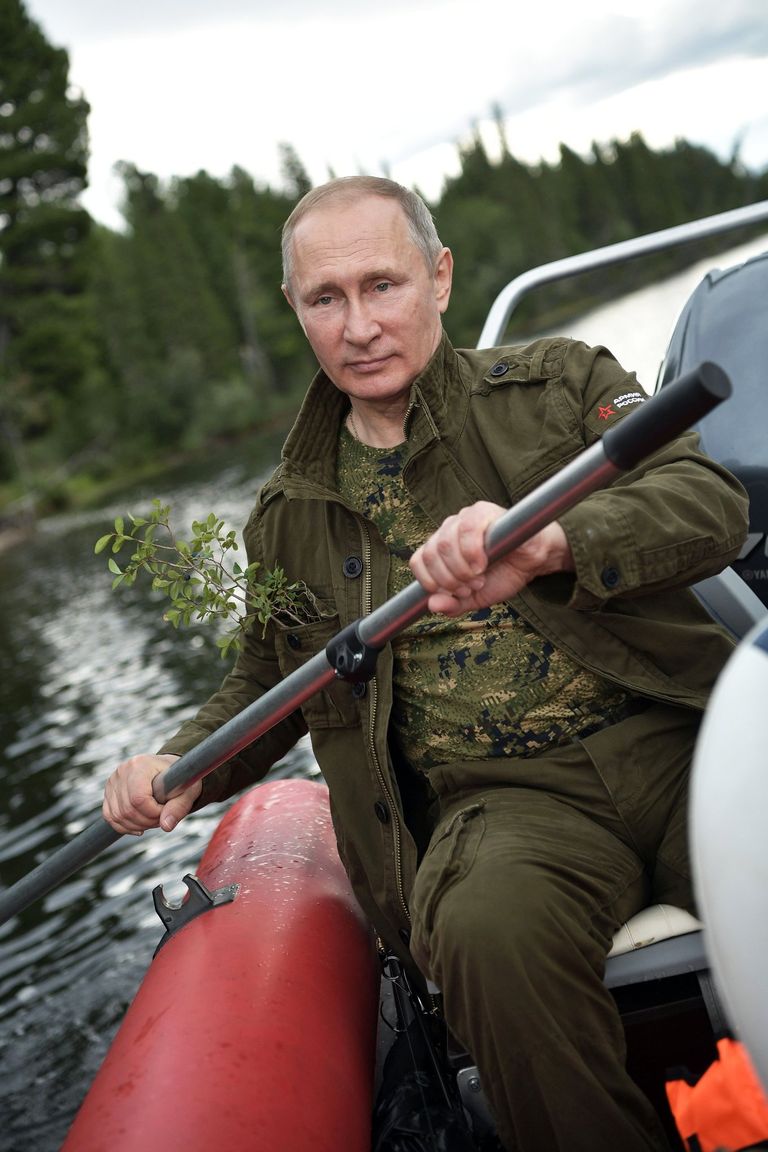 Президент РФ Владимир Путин во время сплава на каскаде горных озер в Республике Тыва Президент РФ Владимир Путин во время сплава на каскаде горных озер в Республике Тыва