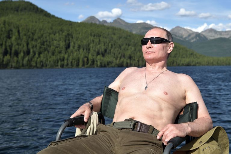 Президент РФ Владимир Путин загорает во время рыбалки на каскаде горных озер в Республике Тыва Президент РФ Владимир Путин загорает во время рыбалки на каскаде горных озер в Республике Тыва