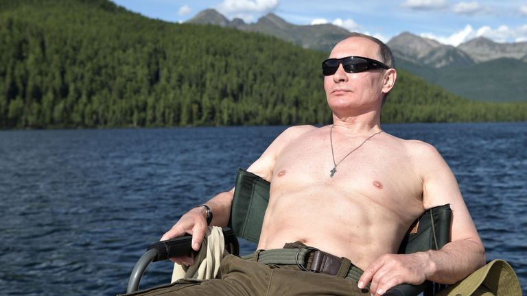 Президент РФ Владимир Путин загорает во время рыбалки на каскаде горных озер в Республике Тыва Президент РФ Владимир Путин загорает во время рыбалки на каскаде горных озер в Республике Тыва