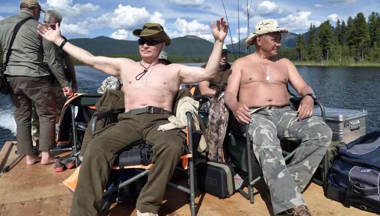 Президент РФ Владимир Путин и министр обороны РФ Сергей Шойгу во время рыбалки на каскаде горных озер в Республике Тыва Президент РФ Владимир Путин и министр обороны РФ Сергей Шойгу во время рыбалки на каскаде горных озер в Республике Тыва