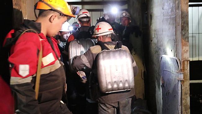 Отряд горноспасателей спускается в шахту Мир