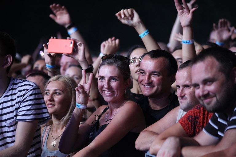 Зрители на концерте во второй день музыкального фестиваля ZBFest Зрители на концерте во второй день музыкального фестиваля ZBFest