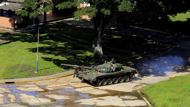 Танк Венесуэльской национальной армии на территории военной базы Парамакай в Венесуэле Танк Венесуэльской национальной армии на территории военной базы Парамакай в Венесуэле