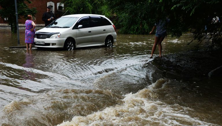 Потоки воды на затопленной улице Уссурийска. 7 августа 2017 Потоки воды на затопленной улице Уссурийска. 7 августа 2017