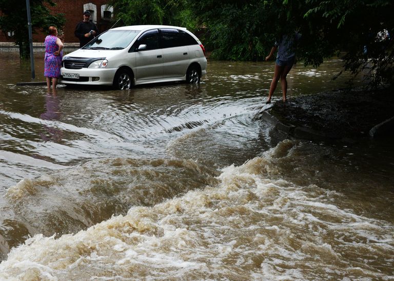 Потоки воды на затопленной улице Уссурийска. 7 августа 2017 Потоки воды на затопленной улице Уссурийска. 7 августа 2017