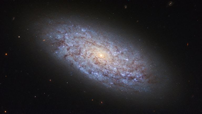 Галактика NGC 5949 в созвездии Дракона, «нарушающая» законы распределения темной материи Галактика NGC 5949 в созвездии Дракона, «нарушающая» законы распределения темной материи