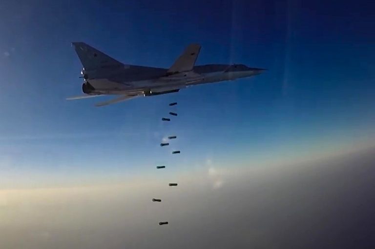 Дальний бомбардировщик ВКС РФ Ту-22М3 во время нанесения бомбовых авиаударов по объектам ИГ в провинциях Алеппо, Дейр-эз-Зор и Идлиб в Сирии Дальний бомбардировщик ВКС РФ Ту-22М3 во время нанесения бомбовых авиаударов по объектам ИГ в провинциях Алеппо, Дейр-эз-Зор и Идлиб в Сирии