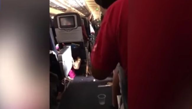 На борту American Airlines 10 человек пострадали из-за турбулентности. Скриншот с видео На борту American Airlines 10 человек пострадали из-за турбулентности. Скриншот с видео
