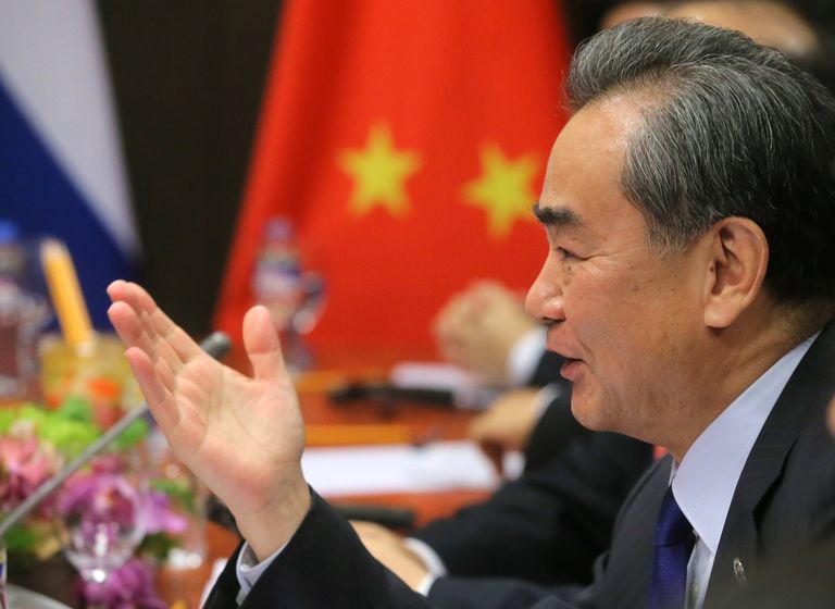 Министр иностранных дел Китая Ван И во время встречи на полях АСЕАН в Маниле с министром иностранных дел РФ Сергеем Лавровым. 6 августа 2017