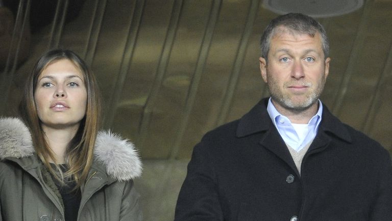 Владелец ФК Челси бизнесмен Роман Абрамович и Даша Жукова на трибуне стадиона Владелец ФК Челси бизнесмен Роман Абрамович и Даша Жукова на трибуне стадиона