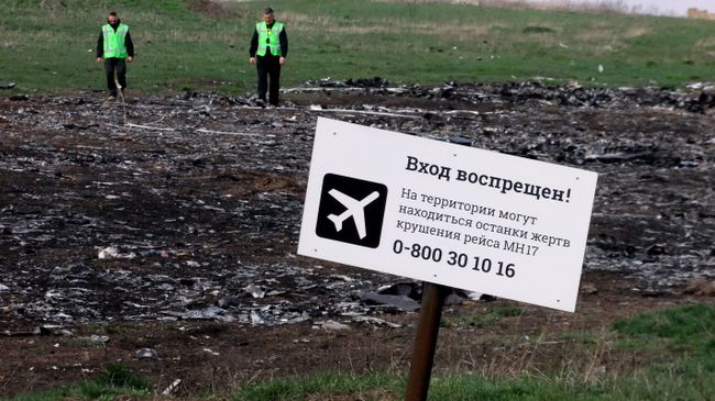 Эксперты из Нидерландов на месте крушения малайзийского самолета Boeing, выполнявшего рейс MH17 Амстердам — Куала-Лумпур. Архивное фото