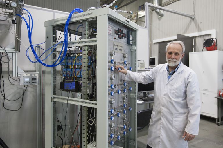 Александр Болоздыня около нейтринного детектора РЭД-100 (RED-100, Russian Emission Detector)