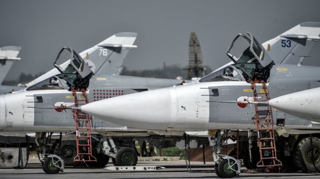 Российские фронтовые бомбардировщики Су-24 на авиабазе Хмеймим в сирийской провинции Латакия. Архивное фото Российские фронтовые бомбардировщики Су-24 на авиабазе Хмеймим в сирийской провинции Латакия. Архивное фото