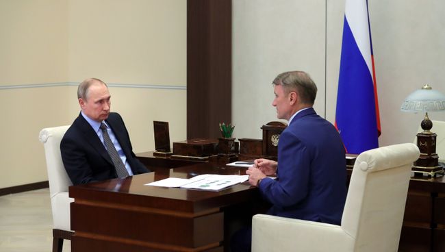 Президент РФ Владимир Путин и президент, председатель правления Сбербанка России Герман Греф во время встречи. 7 августа 2017
