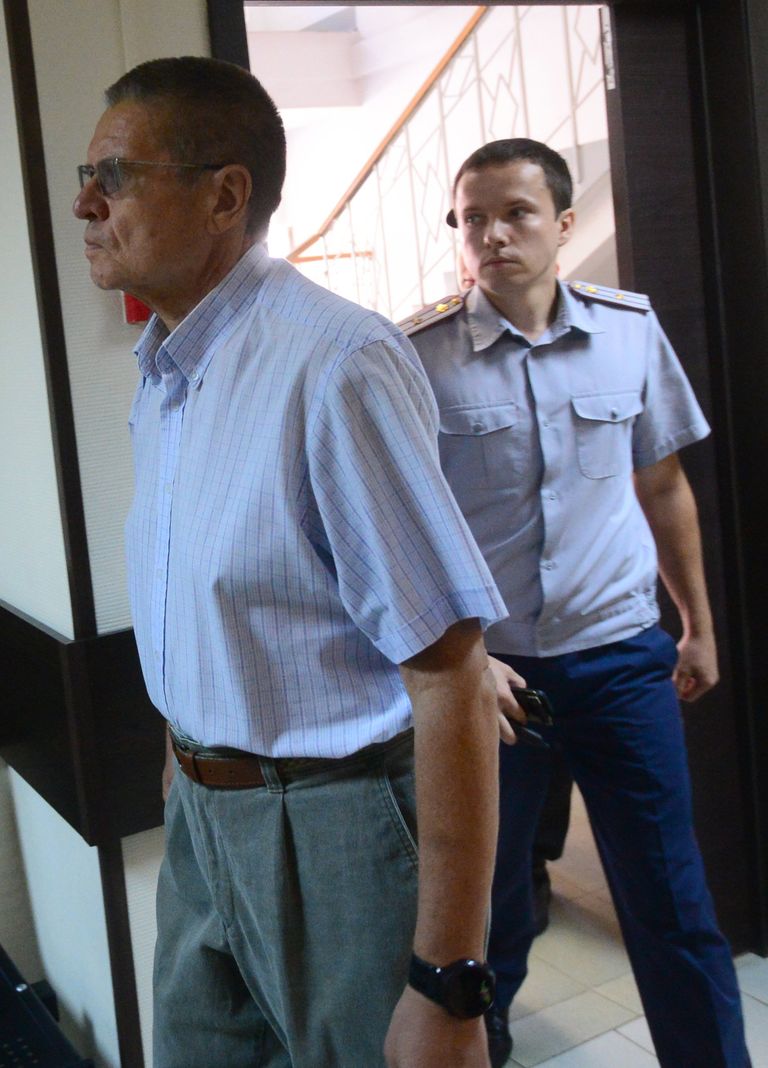 Бывший министр экономического развития РФ Алексей Улюкаев, обвиняемый в получении взятки, в Замоскворецком суде Москвы. 8 августа 2017 Бывший министр экономического развития РФ Алексей Улюкаев, обвиняемый в получении взятки, в Замоскворецком суде Москвы. 8 августа 2017
