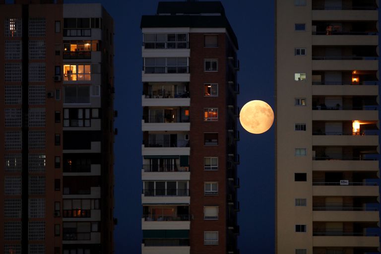 Частичное лунное затмение над Малагой, Испания Частичное лунное затмение над Малагой, Испания