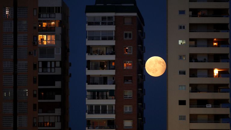 Частичное лунное затмение над Малагой, Испания Частичное лунное затмение над Малагой, Испания