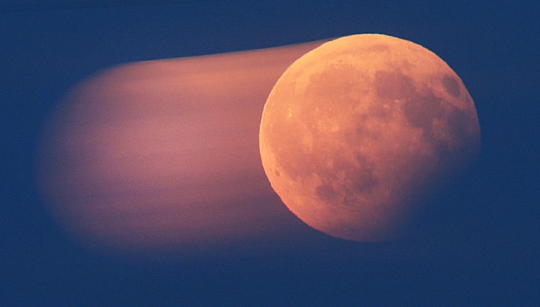Частичное лунное затмение над Франкфуртом, Германия Частичное лунное затмение над Франкфуртом, Германия