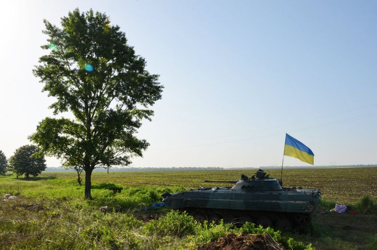 БМП на блок-посту Вооруженных сил Украины в Донецкой области