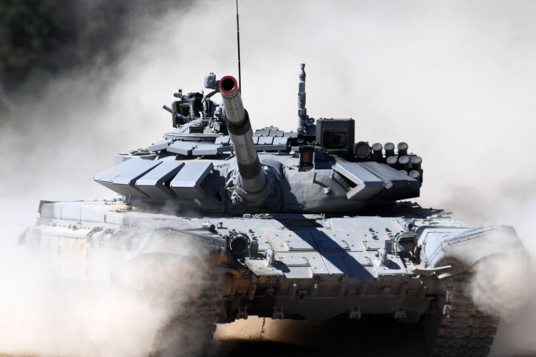 Экипаж команды армии Сербии участвует в индивидуальной гонке соревнований по танковому биатлону Армейских международных Игр-2017 на подмосковном полигоне Алабино Экипаж команды армии Сербии участвует в индивидуальной гонке соревнований по танковому биатлону Армейских международных Игр-2017 на подмосковном полигоне Алабино