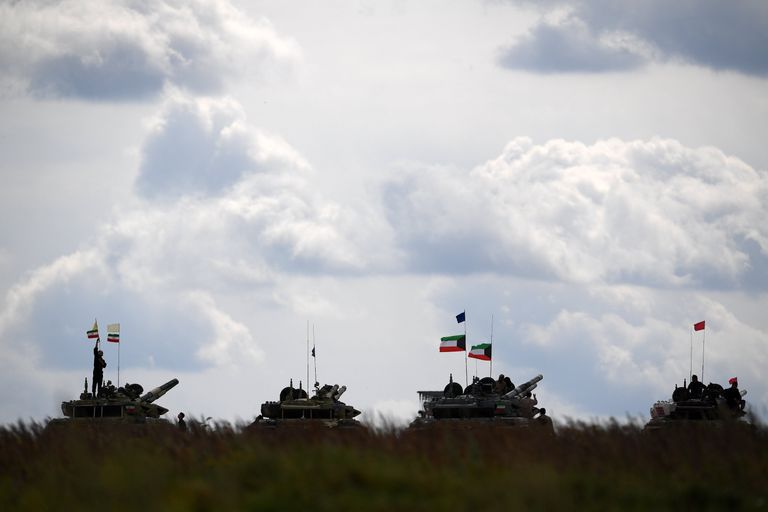 Экипажи команд на старте индивидуальной гонки соревнований по танковому биатлону Армейских международных Игр-2017 на подмосковном полигоне Алабино Экипажи команд на старте индивидуальной гонки соревнований по танковому биатлону Армейских международных Игр-2017 на подмосковном полигоне Алабино