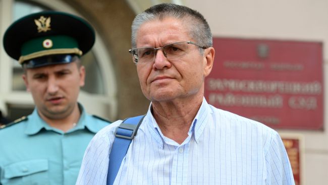 Бывший министр экономического развития РФ Алексей Улюкаев после предварительного заседания в Замоскворецком суде Москвы. 8 августа 2017