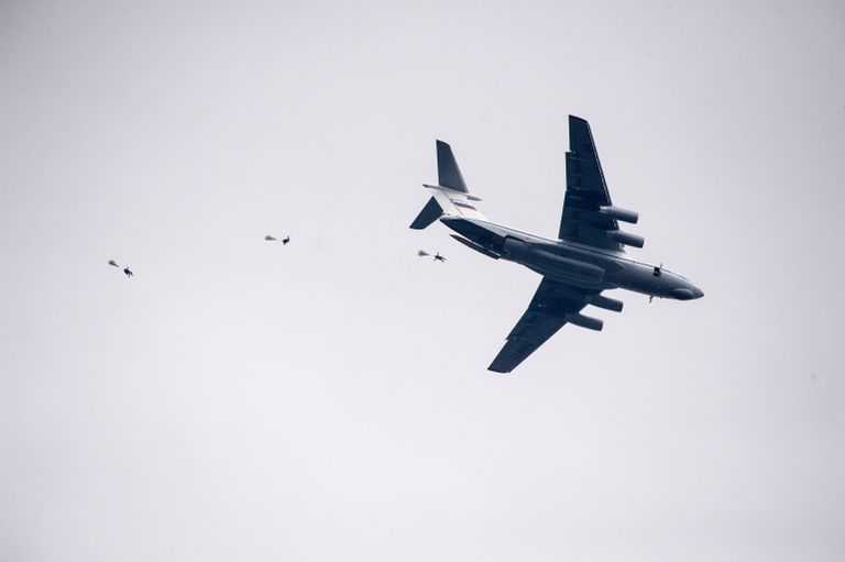 Учебное десантирование с самолета Ил-76 во время совместных учений ВДВ России, Белоруссии и Сербии Славянское братство-2016 в Сербии Учебное десантирование с самолета Ил-76 во время совместных учений ВДВ России, Белоруссии и Сербии Славянское братство-2016 в Сербии