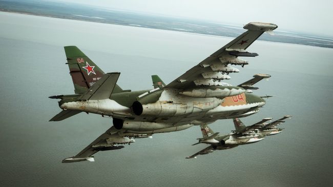 Штурмовики Су-25СМ3 во время летно-специальной подготовки экипажей штурмовиков авиационного полка Южного военного округа в Приморско-Ахтарске Штурмовики Су-25СМ3 во время летно-специальной подготовки экипажей штурмовиков авиационного полка Южного военного округа в Приморско-Ахтарске