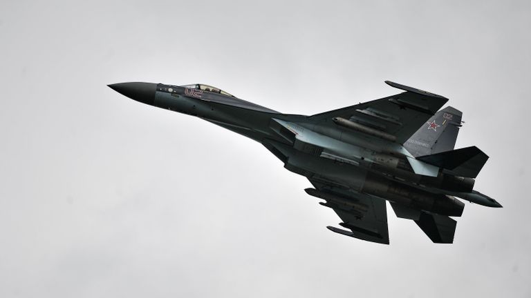 Самолет Су-35 во время показательных выступлений на всероссийском этапе международного конкурса Авиадартс-2015 в Воронеже