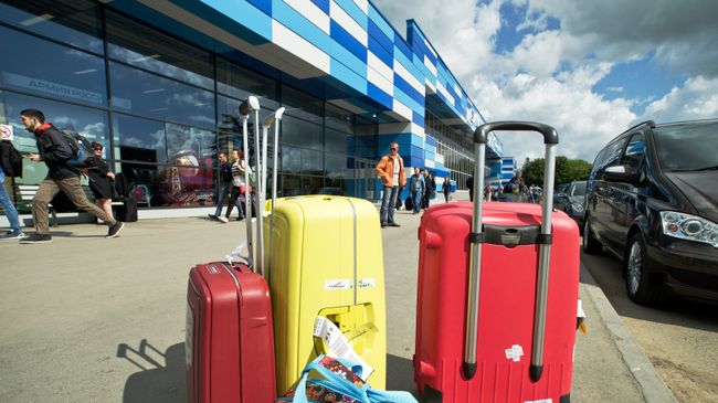 Чемоданы возле аэропорта Чемоданы возле аэропорта