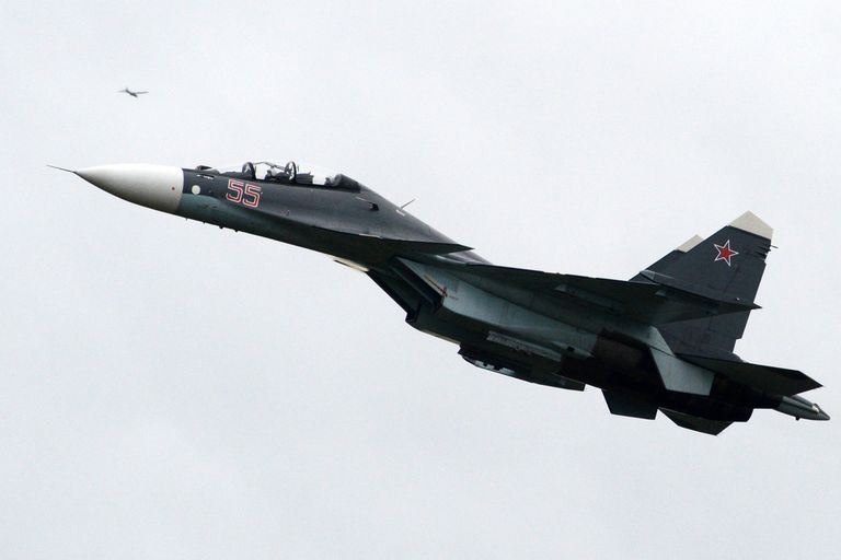 Самолет Су-30СМ во время показных учений в Кубинке на Международном военно-техническом форуме АРМИЯ-2016 Самолет Су-30СМ во время показных учений в Кубинке на Международном военно-техническом форуме АРМИЯ-2016
