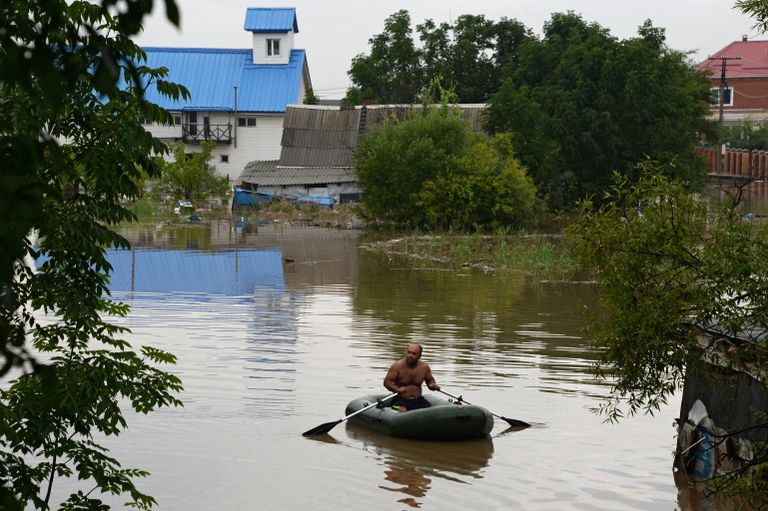Мужчина на лодке во время наводнения в Уссурийске Мужчина на лодке во время наводнения в Уссурийске