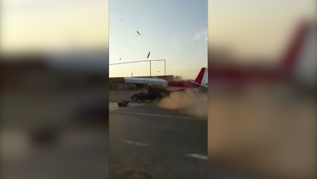 Самолет в Чечне врезался в автомобиль. Кадры ЧП Самолет в Чечне врезался в автомобиль. Кадры ЧП