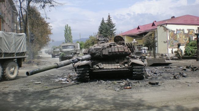 Боевая техника в городе Цхинвали, подвергшемся нападению грузинских войск Боевая техника в городе Цхинвали, подвергшемся нападению грузинских войск