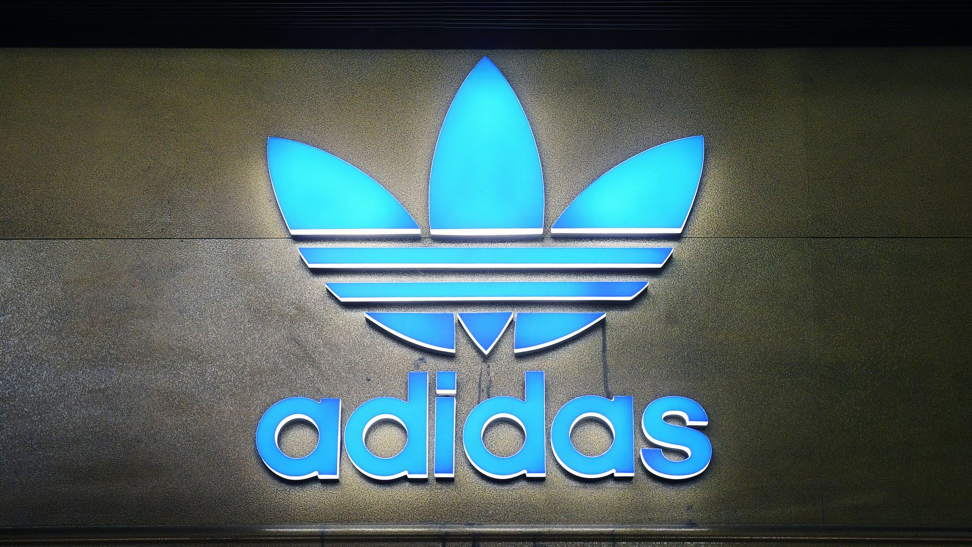 Логотип немецкой компании спортивной одежды и обуви Adidas Логотип немецкой компании спортивной одежды и обуви Adidas - РИА Новости, 1920, 17.06.2020