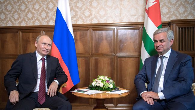 Президент РФ Владимир Путин и президент Республики Абхазия Рауль Хаджимба во время встречи. 8 августа 2017 Президент РФ Владимир Путин и президент Республики Абхазия Рауль Хаджимба во время встречи. 8 августа 2017