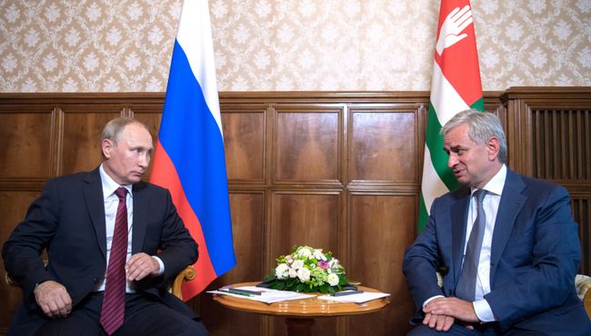 Президент РФ Владимир Путин и президент Республики Абхазия Рауль Хаджимба во время встречи. 8 августа 2017 Президент РФ Владимир Путин и президент Республики Абхазия Рауль Хаджимба во время встречи. 8 августа 2017