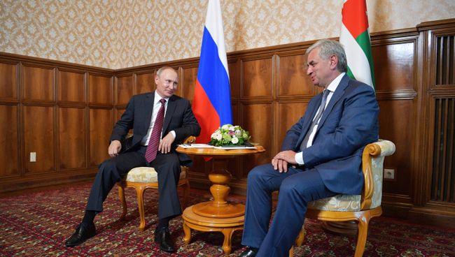 Президент РФ Владимир Путин и президент Республики Абхазия Рауль Хаджимба. Архивное фото