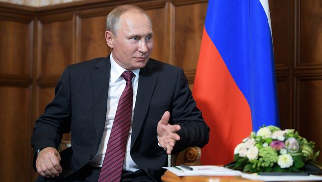 Президент РФ Владимир Путин во время встречи с президентом Абхазии Раулем Хаджимбой. 8 августа 2017 Президент РФ Владимир Путин во время встречи с президентом Абхазии Раулем Хаджимбой. 8 августа 2017